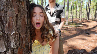 Brooke Tilli a nagyon szívdöglesztő amatőr fiatalasszony megkamatyolva az erdőben